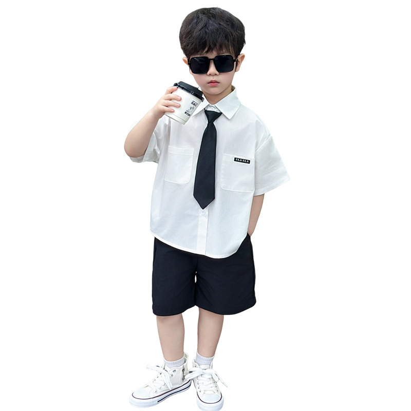 7125 Traje de estilo universitario para niños 2025 Verano Nuevo estilo Camisa de manga corta para niños Pantalones cortos Ropa de jardín de infantes de dos piezas