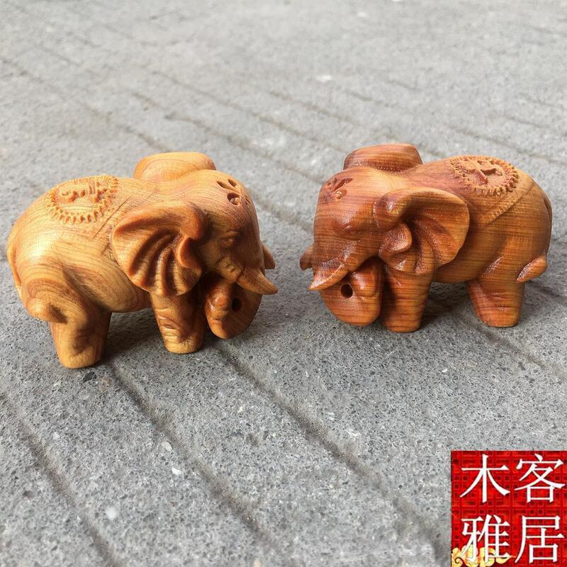 太行崖柏の木の彫刻の手は富貴な吉祥事の小さい象の木の置物の実木の工芸品の車の置物を遊びます。|undefined