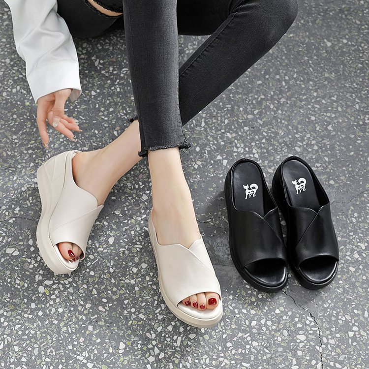 2025 nueva moda de verano versátil antideslizante de tacón suave para usar zapatillas frías para mujeres