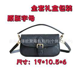 多色单肩包时尚压花斜挎包通勤减负潮流法棍包高级女包外贸热销