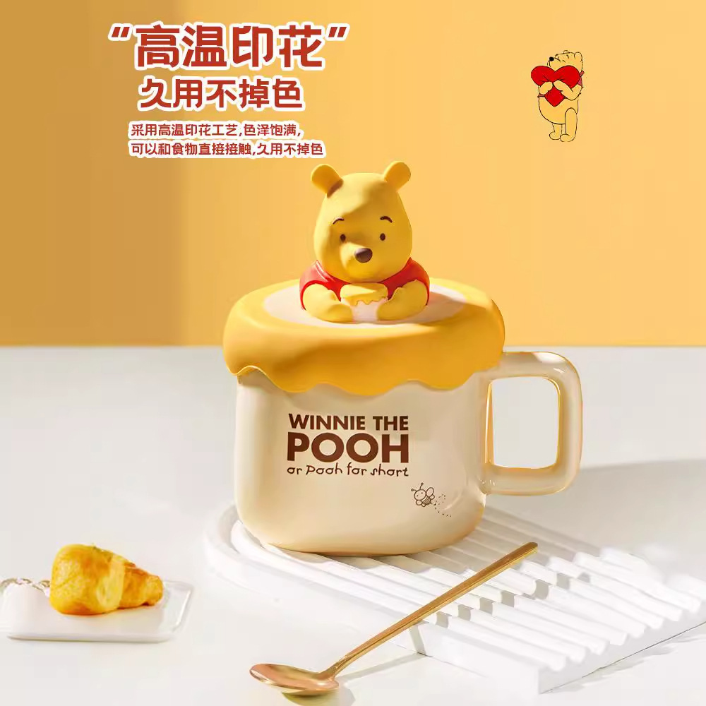 Strawberry Bear Taza con tapa y cuchara Juego de dibujos animados Taza Taza de cerámica de alto valor Caja de regalo de vacaciones