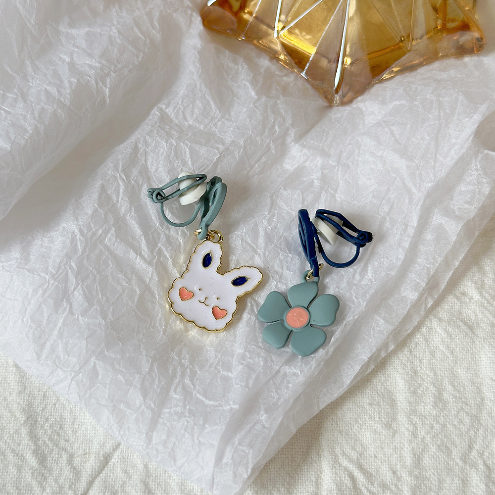 Versión coreana del clip para la oreja sin orejas de la celebridad de Internet clip para la oreja triangular con incrustaciones de diamantes de alta calidad Pendientes de Yiwu de temperamento simple femenino al por mayor