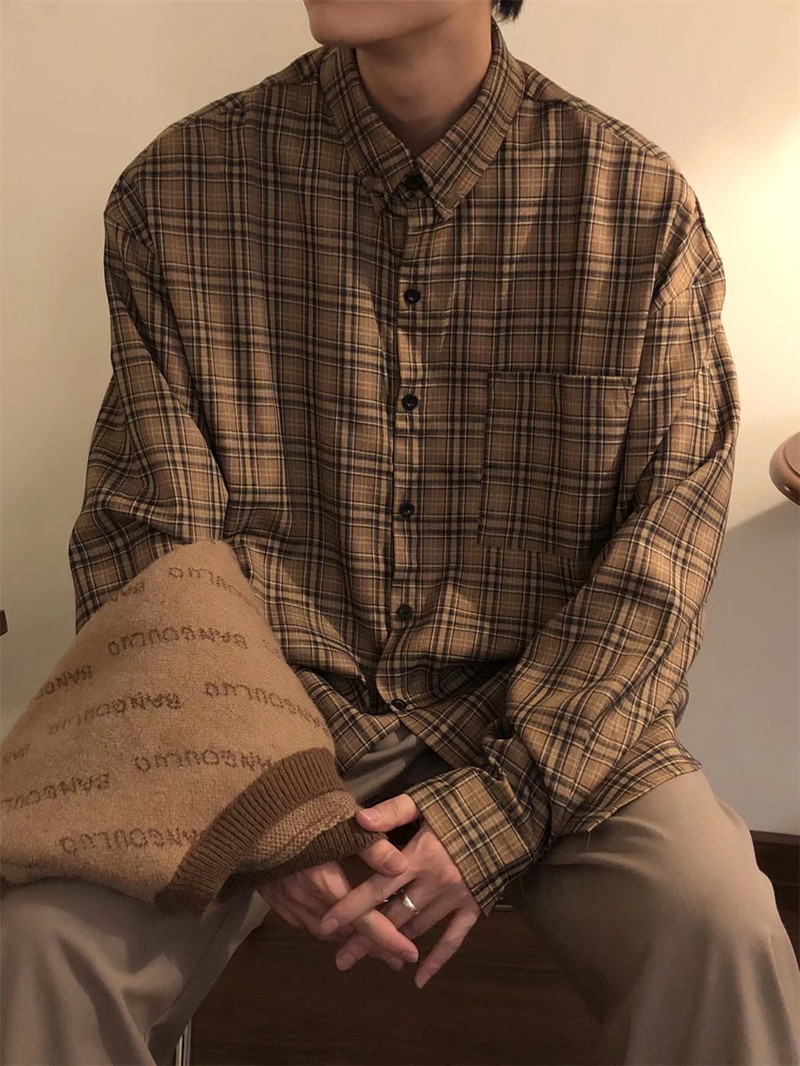 春と秋の日本系のレトロなインナーカレーの格子の長袖のシャツの男性の潮のinsのカップルのゆったりしているカジュアルなシャツのコート