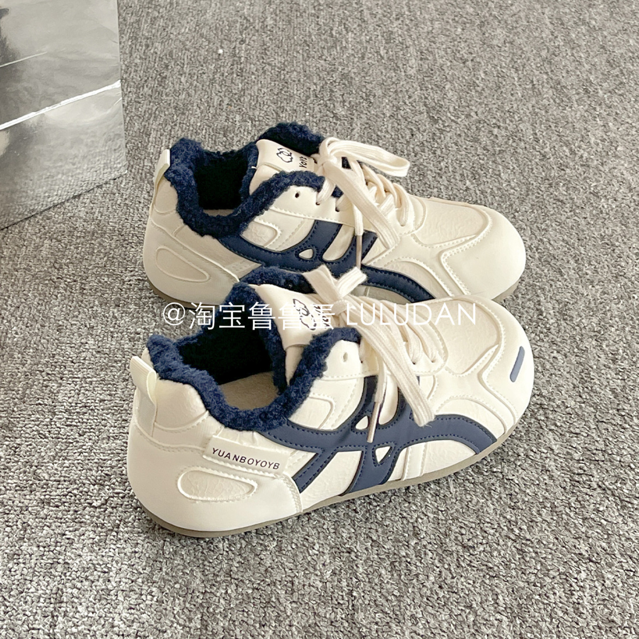 Zapatos deportivos de capacitación deportiva de terciopelo caliente para niños y niñas, zapatos blancos calientes de invierno de 2025 zapatos deportivos de suela baja para mujeres
