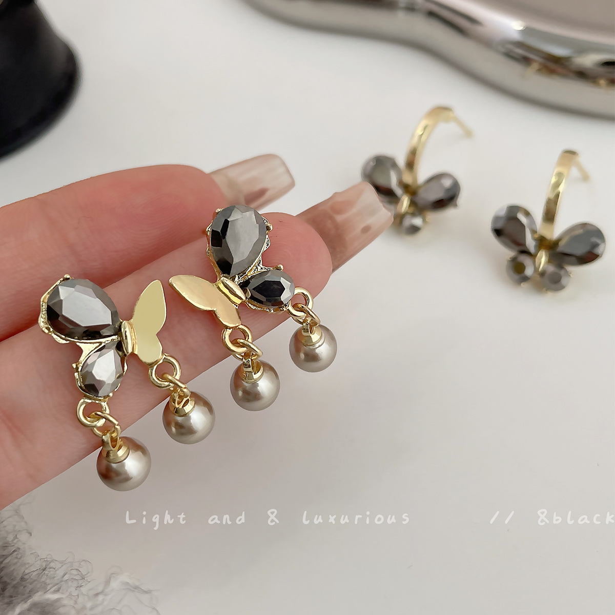 Brincos de borboleta e pérola exclusivos para mulher prata_voghion.com