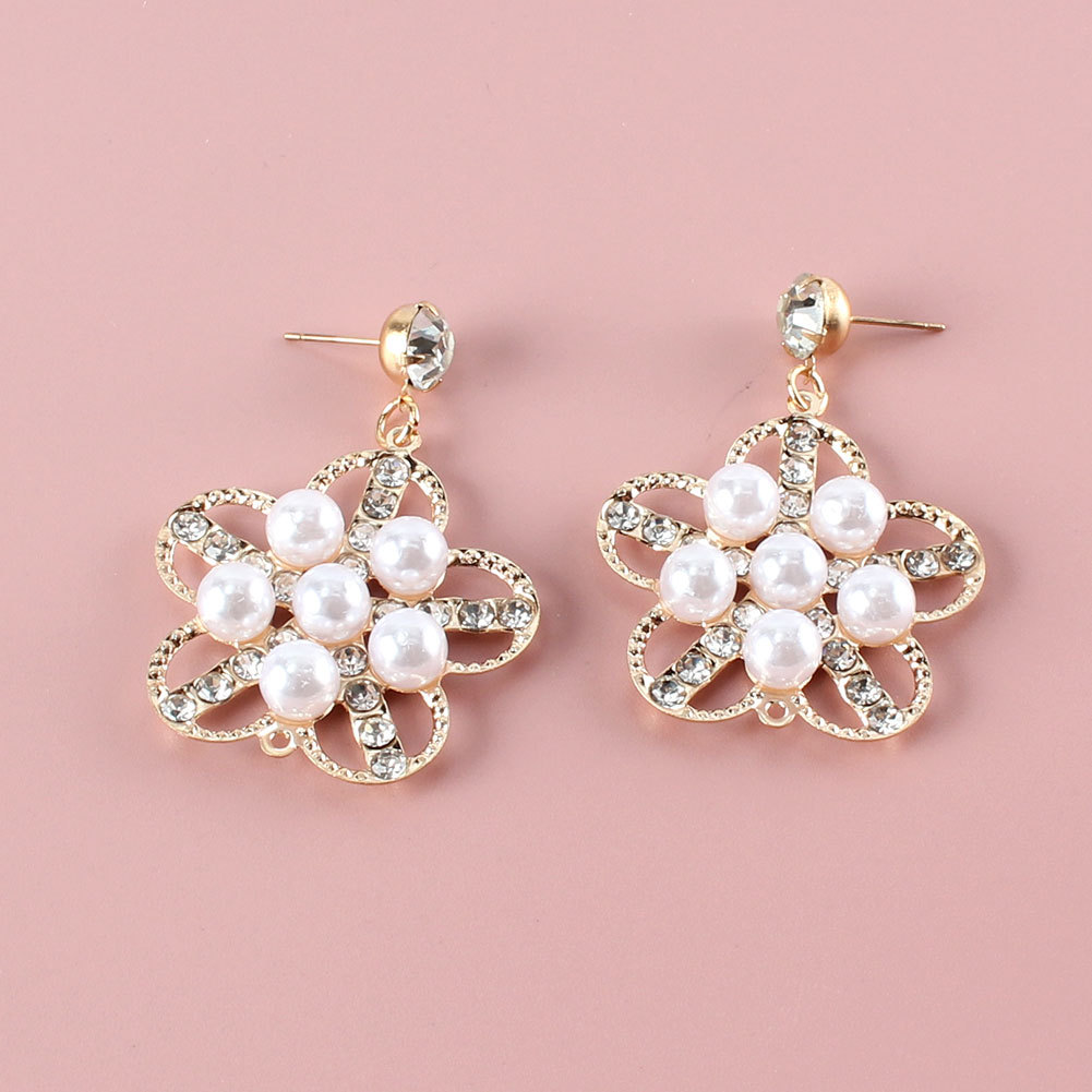 Retro Alloy Flower Hollow Inlaid Pearl Earrings Wholesale Nihaojewelry display picture 5