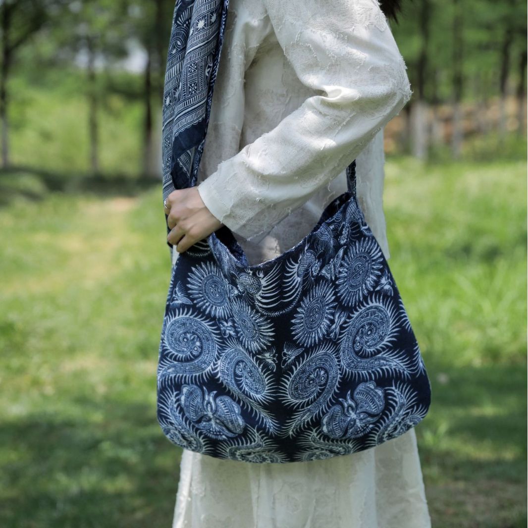 2023 Yunnan estilo étnico hecho a mano tie-dyed bolso de hombro artístico versátil pequeño bolso de tela azul y blanco retro casual bolsa de mensajero