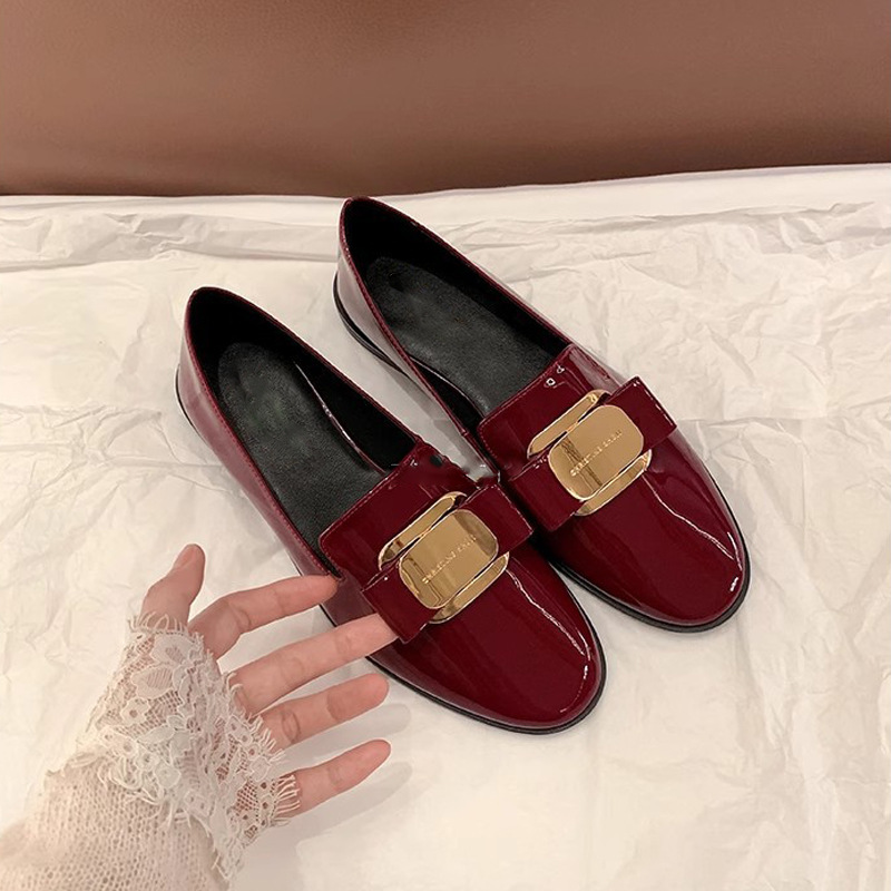 2025 primavera nuevo rojo plano zapatos de hebilla metálica perezoso un pedazo suave zapatos de cuero pequeñas mujeres