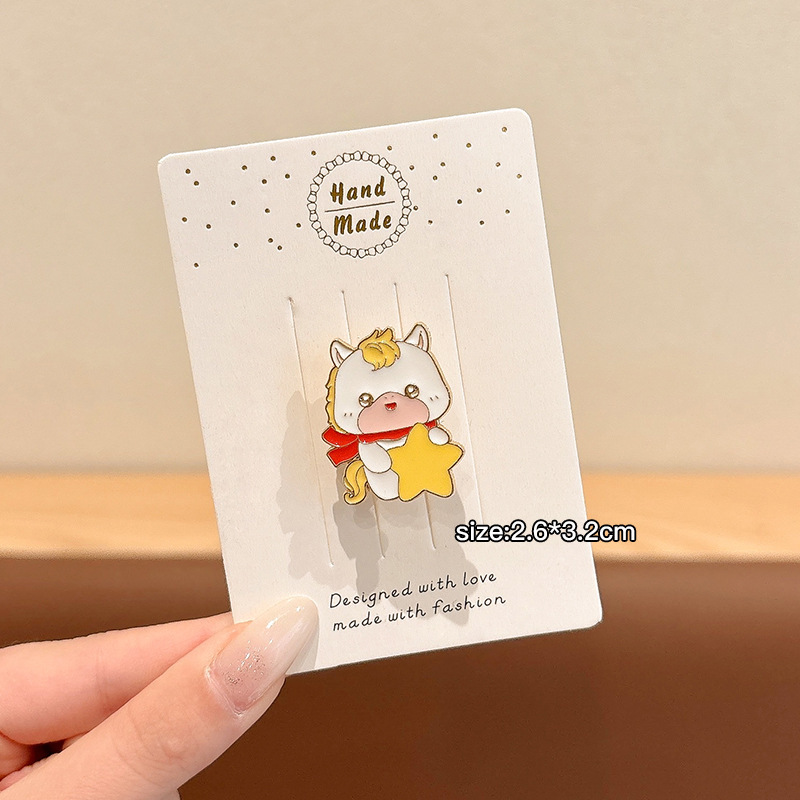 2026 Año Nuevo dibujos animados pony broche insignia año del caballo día de Año Nuevo regalo pequeño para el personal ropa bufandas accesorios