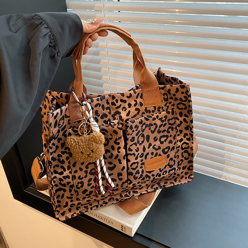 Bolso de lona con estampado de leopardo Bolso especial para mujer Bolso cruzado de gran capacidad en otoño e invierno 2024 Nuevo bolso de viaje de clase de ocio
