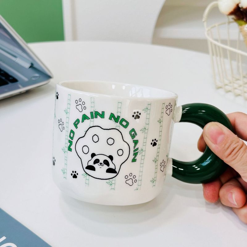 漫画の熊の浮き彫りの陶磁器の杯は1杯のかわいい女子学生の事務を持って水のマグカップの高温の贈り物の杯を飲みます。|undefined