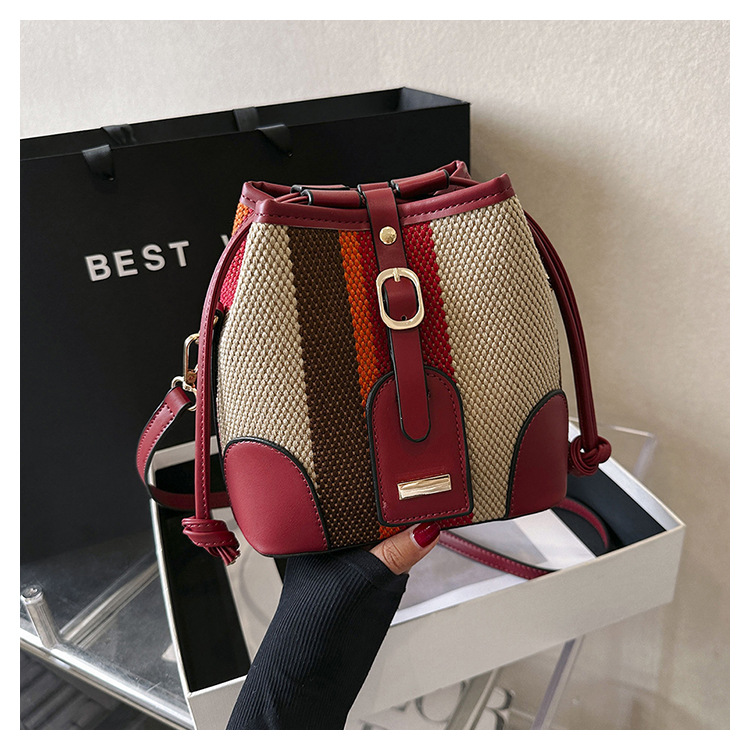 Diseño de nicho de moda bolsa de cubo portátil para mujeres 2023 nueva moda lienzo contraste color rayas hombro bolsa de mensajero