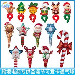 クリスマスのクリスマスツリーの老人雪だるまは棒のカチューシャの装飾品を持っています。