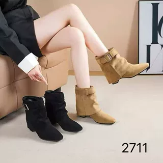 2026秋冬新款绒面尖头皮带扣短靴女中跟粗跟显瘦百搭时装靴女2711