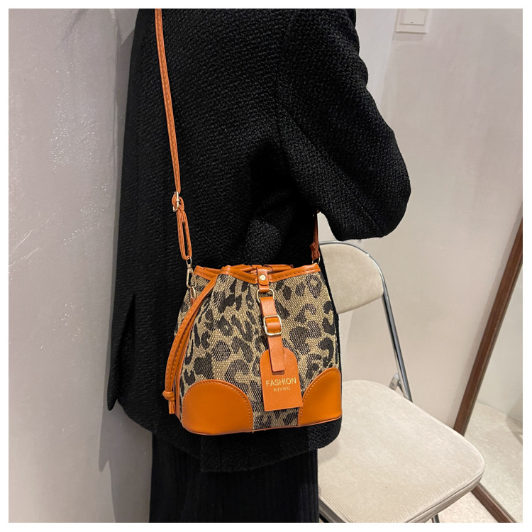 Fashion Small Bag Female New Fashion Autumn And Winter Retro One-shoulder Messenger Bag display picture 5