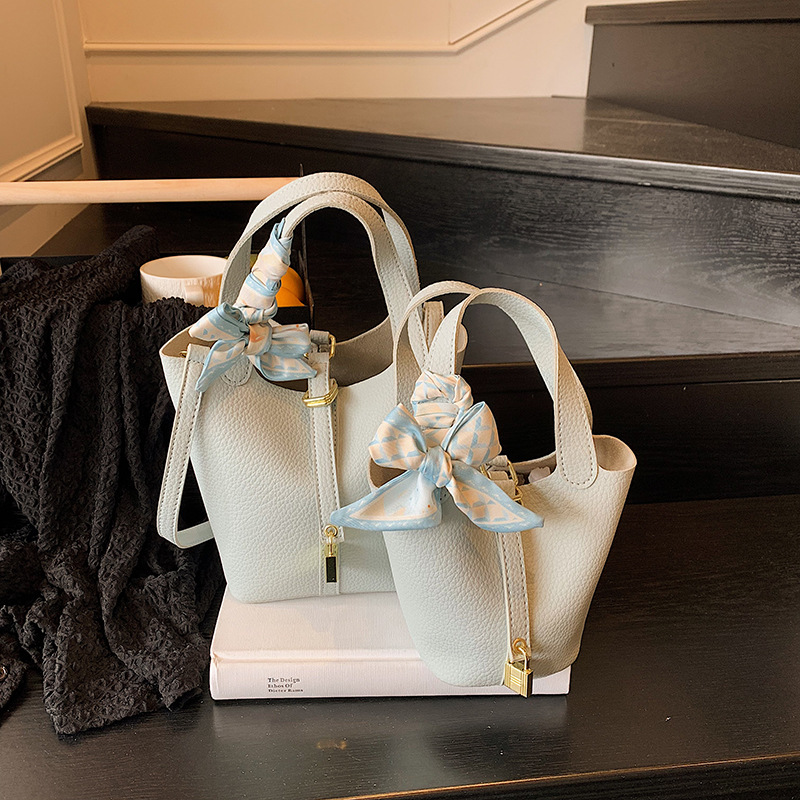 2025 nueva versión coreana de la bolsa de cubo portátil de nicho, moda femenina, bolsa de mensajero explosiva, bolso de hombro de todo fósforo de cercanías