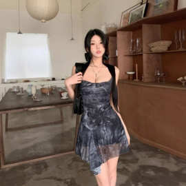 夏季吊带连衣裙女外穿显瘦百搭短裙纯欲风辣妹交叉露背不规则印花
