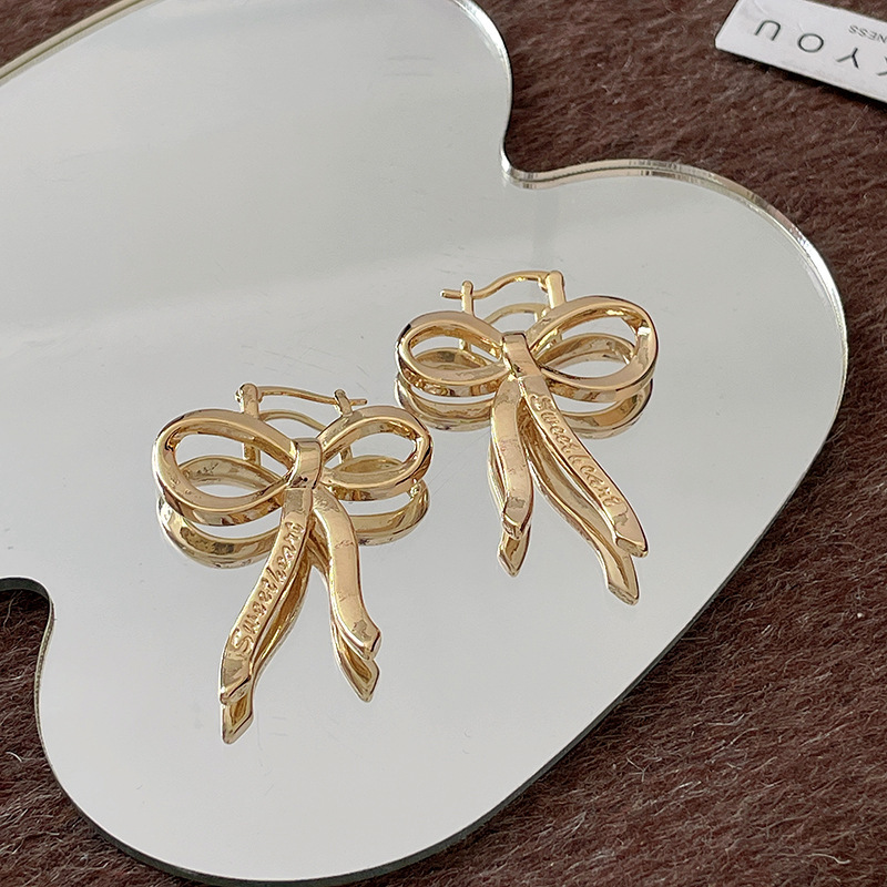 Aguja de plata MEDIADOS DE-antigua flor redonda borla pendientes de metal retro europeo y americano elegante luz pendientes de lujo al por mayor para las mujeres