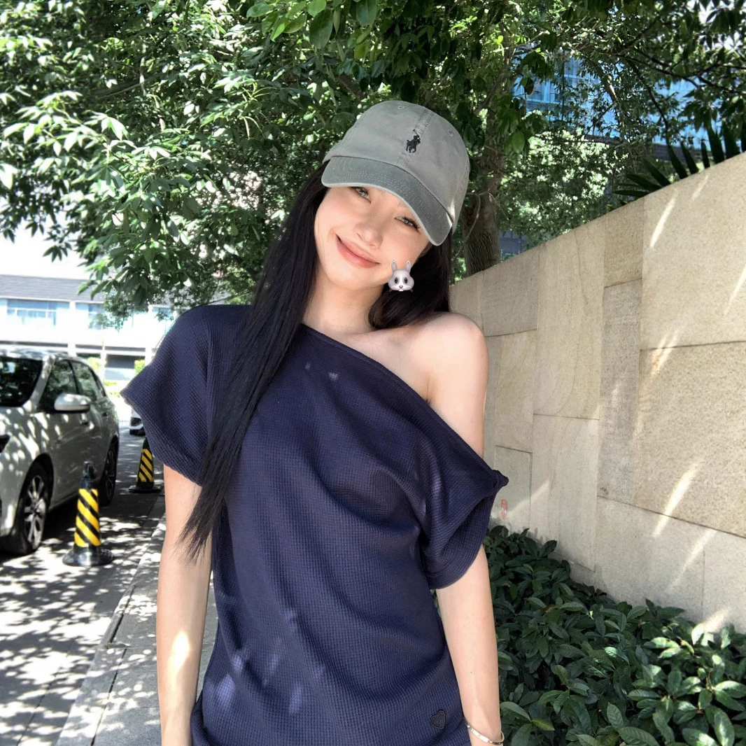 Женская футболка с асимметричным дизайном плеч, вафельной текстурой, коротким рукавом, летняя коллекция 2025 года, корейский стиль, повседневная, стройнящая, универсальная, модная.