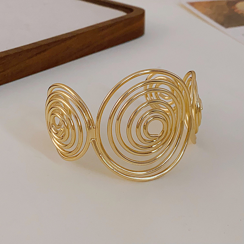 Europa y América plisada redonda abierta pulsera de metal estilo frío pulsera personalizada luz lujo alto sentido pulsera fábrica al por mayor