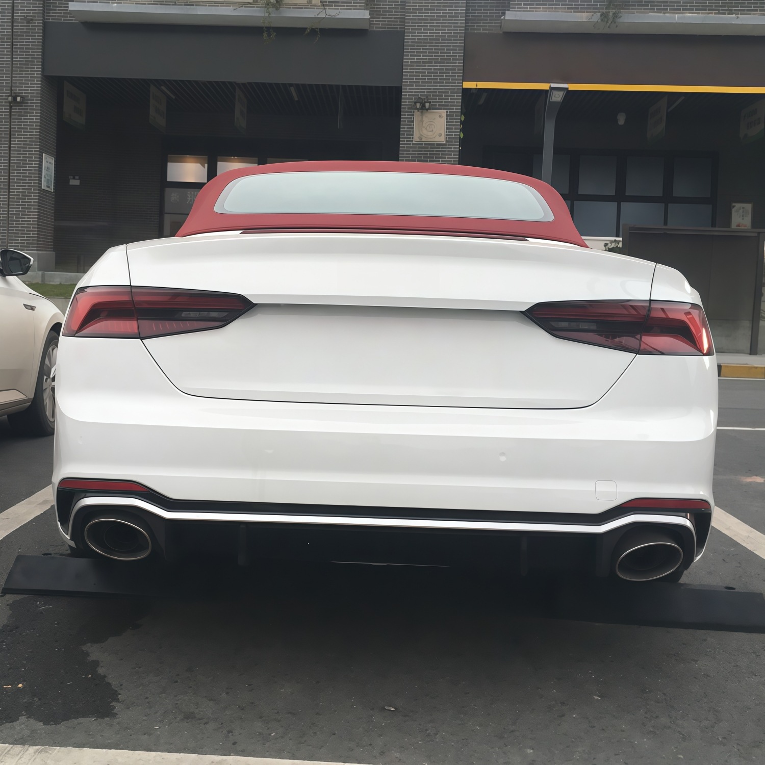 Suitable for Audi A5 models from 2017-2020, this is an RS5-style front bumper upgrade kit, including the front grille