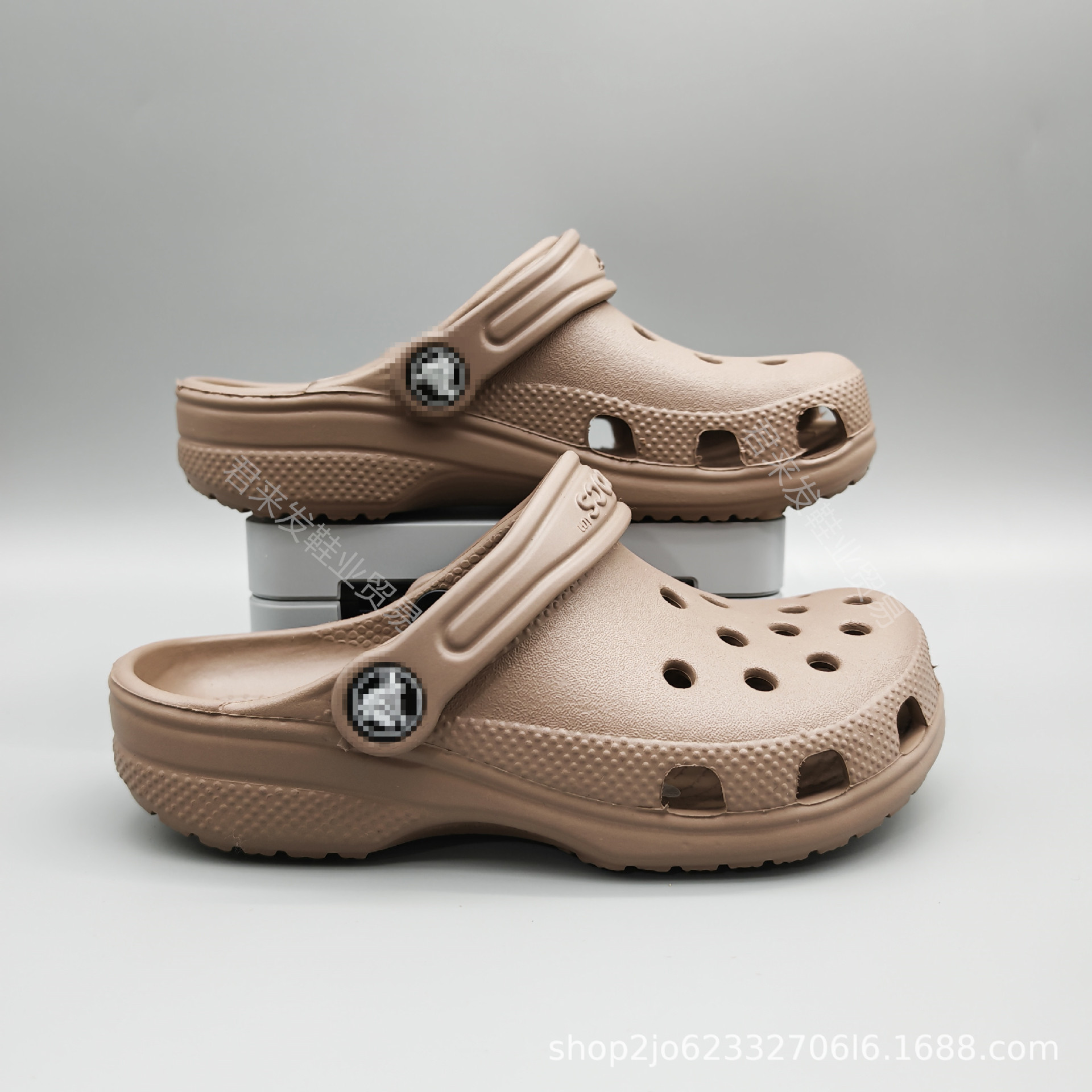 Fábrica de venta directa de zapatos de hueco de niños y niñas, zapatos de verano respirables antideslizantes zapatillas de playa ligeras al por mayor