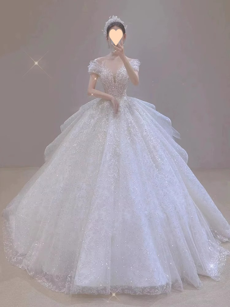 Abito da sposa principessa con spalle scoperte per sposa petite_voghion.com