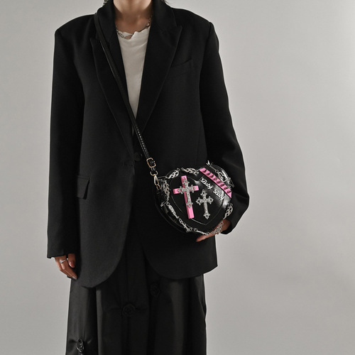 Internet celebrity Gothic style cross-border women's bag new niche hot girl rivet heart-shaped bag dark punk shoulder crossbody bag