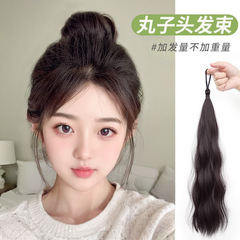 低いパーテーションの頭のかつらの髪の輪の女性は髪の束の自然なふんわりした髪の量が少ないです。
