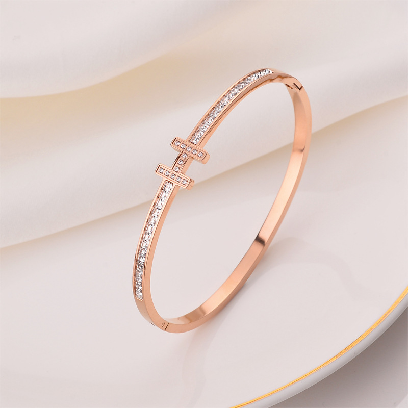 Europa y América simple pulsera de letras de acero de titanio mujer diamantes oro temperamento de alta sensación pulsera de acero inoxidable red joyas de marea roja