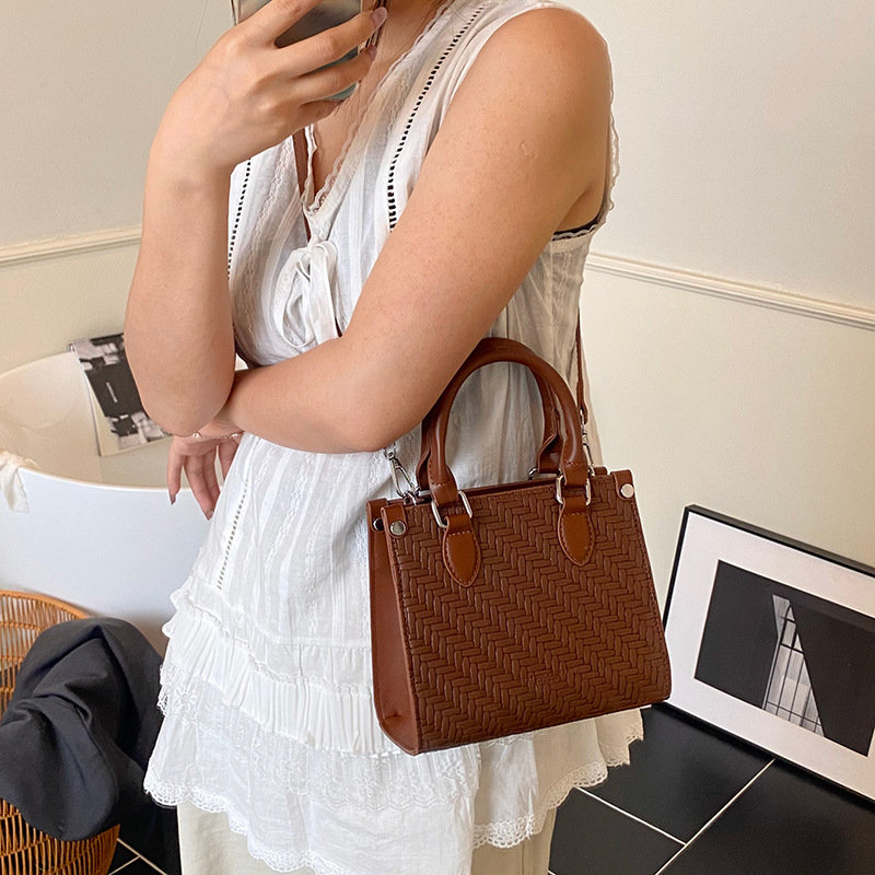 Textura transfronteriza 2025 verano nuevo bolso de mano retro tejido bolso de hombro de moda damas mochila