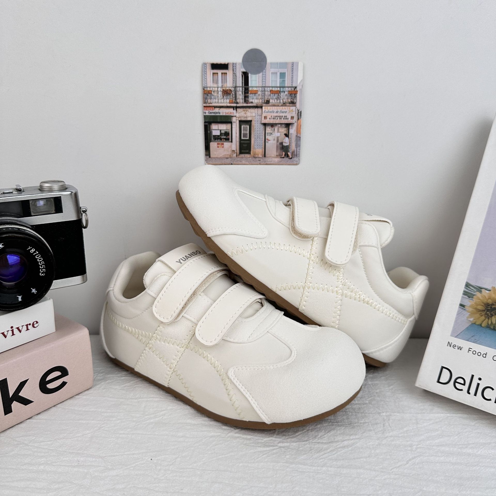 Zapatos de entrenamiento de mujeres Yuan Bode 2025, nuevos zapatos de suela delgada de verano, zapatos de bolsillo, zapatos de cabeza grande, horribles y bonitos.