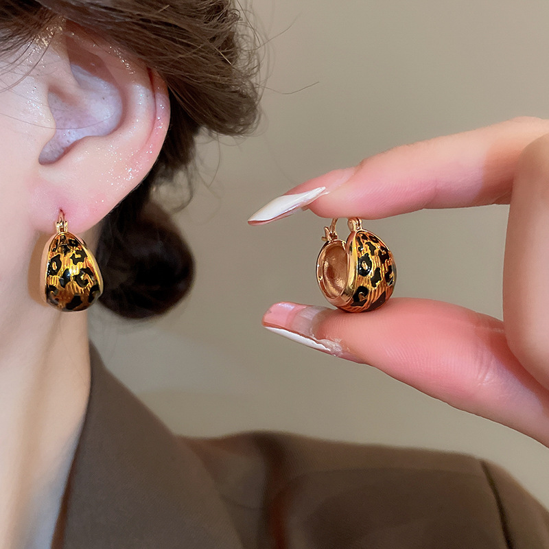 Boucles d'oreilles à clous géométriques à imprimé léopard en or véritable plaqué or haut de gamme, boucles d'oreilles rétro, boucles d'oreilles à la mode et au tempérament_voghion.com