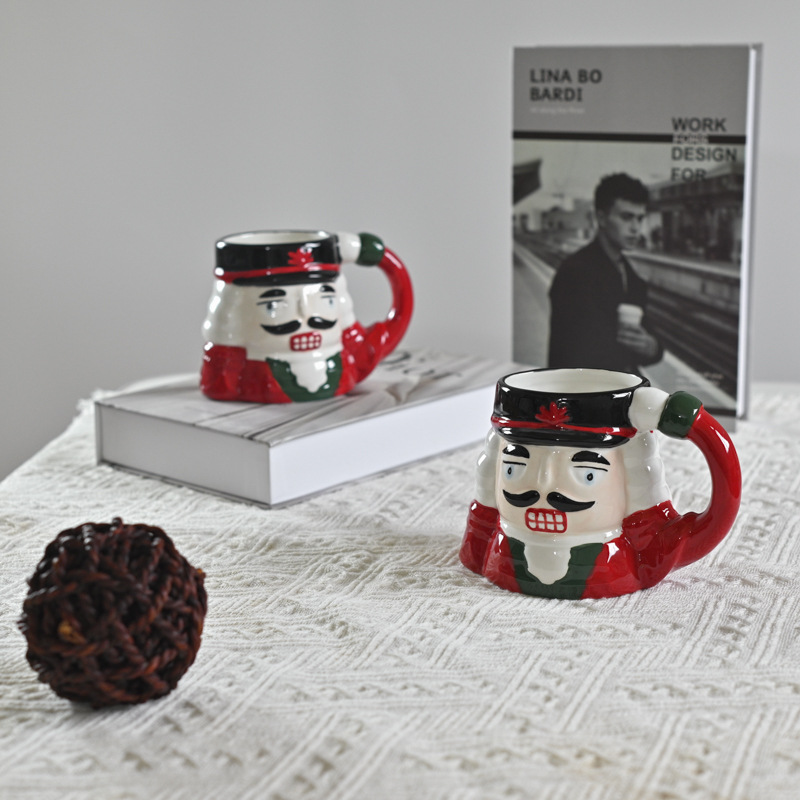 Pedido de exportación Navidad dibujos animados cascanueces tazas de cerámica de alta temperatura bajo vidrio pintado taza de agua taza de regalo tridimensional