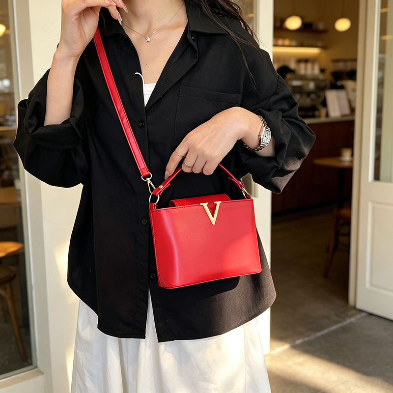 Bolsas transfronterizas para mujeres 2026 nueva moda en forma de V bolsas de cubo de atmósfera de gran capacidad de viaje al trabajo bolsas de hombro