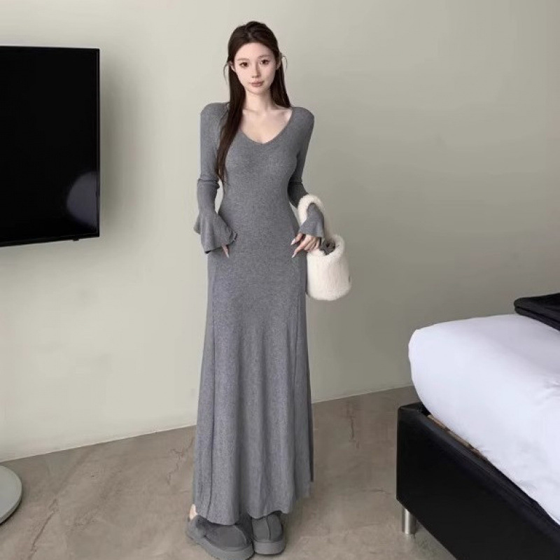 レトロな気質vネックのラッパの袖のニットのワンピースの女性の秋冬の顕体は腰を収めて痩せています。|undefined