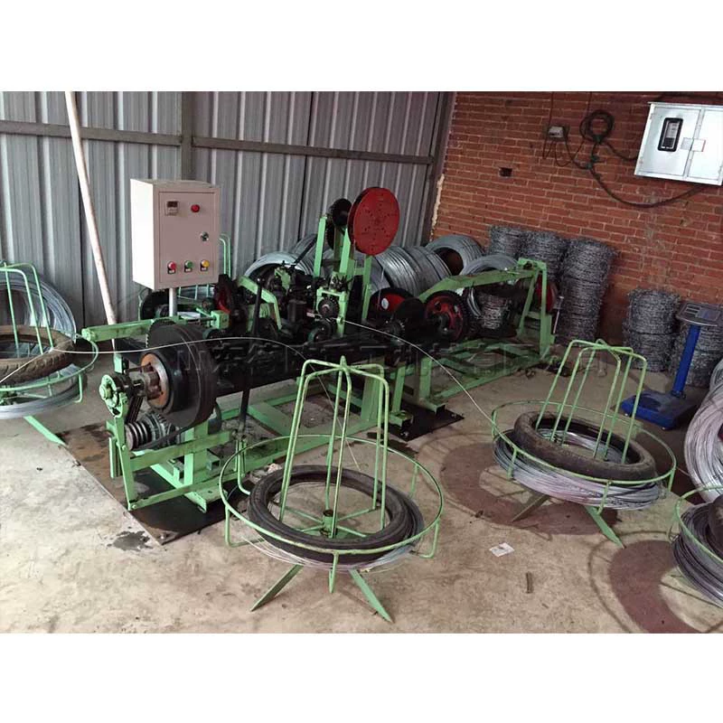 Машина для производства одножильной/двухжильной колючей проволочной сетки, оборудование для производства колючей проволочной сетки из стальной проволоки, новая машина для производства колючей проволочной сетки с прямым и обратным скручиванием.