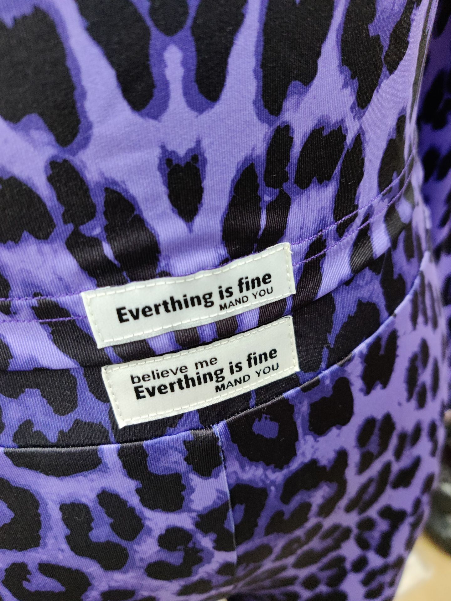 Modisches zweiteiliges Set mit Leopardenmuster für Damen: Langarmshirt und hochgeschnittene Hose – perfekt für Freizeit und Büro._voghion.com