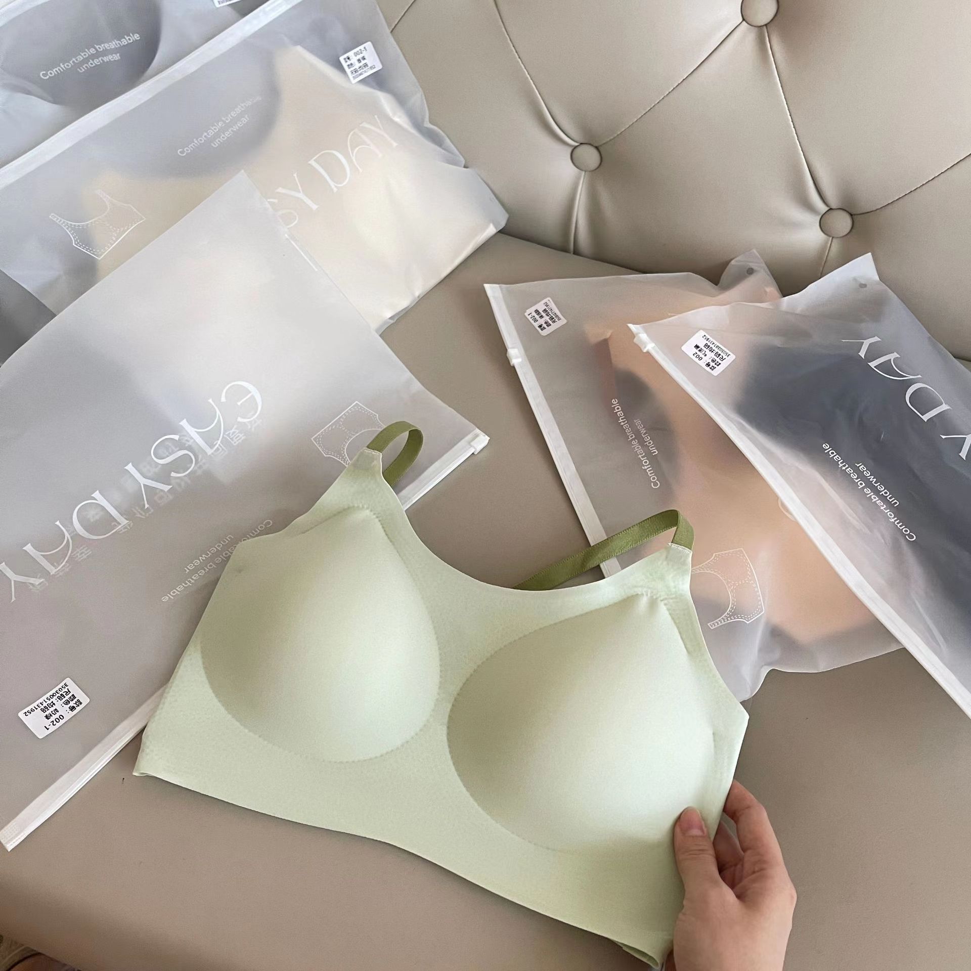 Alta calidad sin costuras taza fija contraste color látex algodón ropa interior transpirable push-up lado pecho con cabestrillo fino para las mujeres