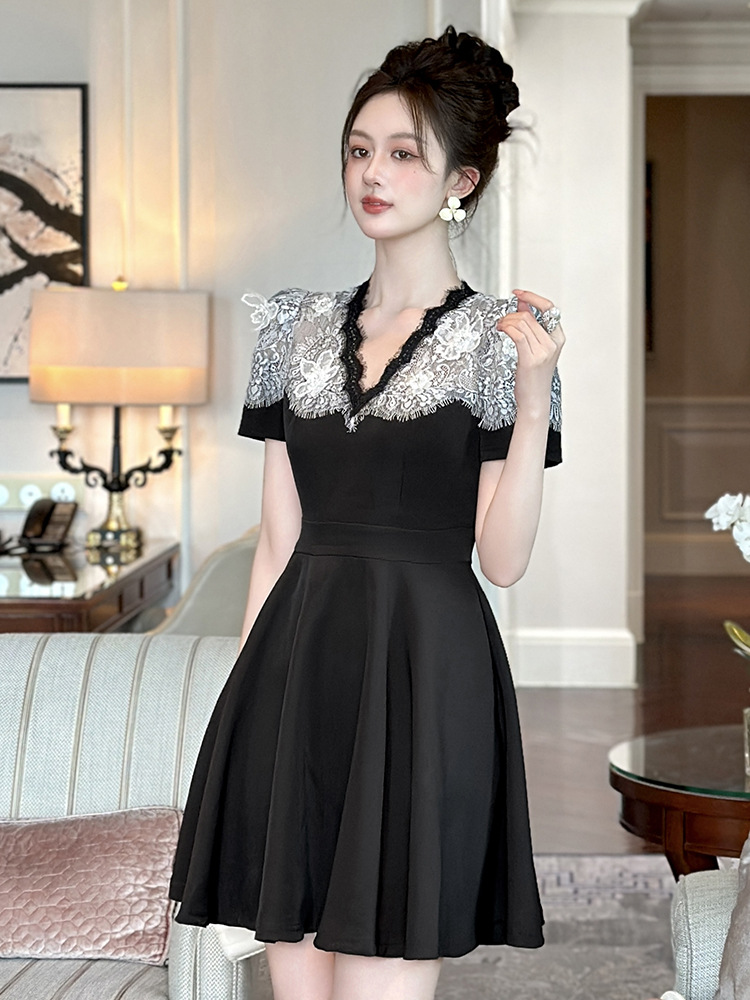 Váy chữ A cổ chữ V phối ren thắt eo phong cách Pháp — Màu đen