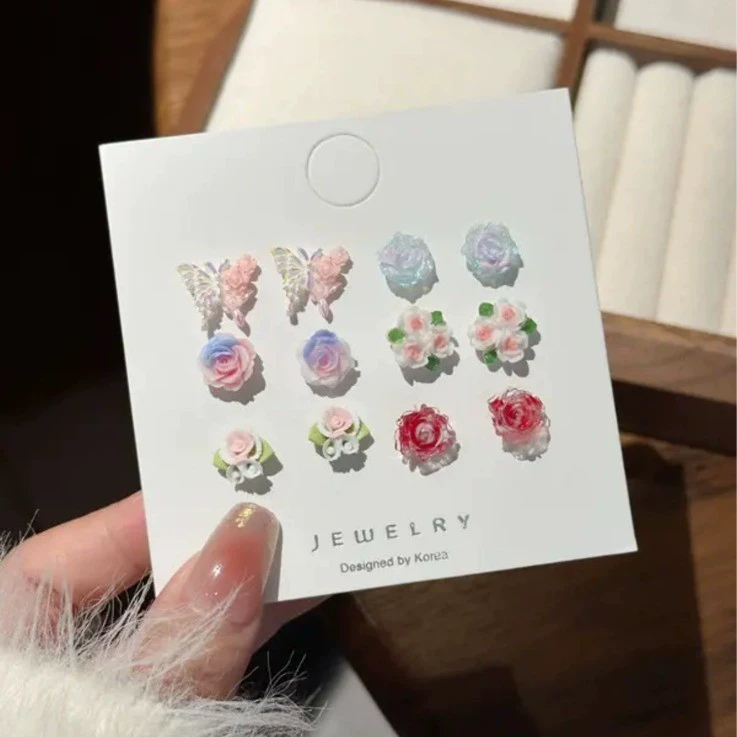 Fresh cute small universal earrings, simple and elegant design