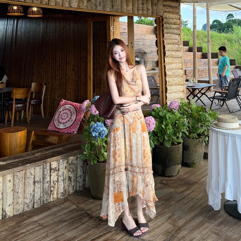 Super beautiful summer vacation style slimming lace floral long strap dress from the seaside of Lijiang, Dali, Yunnan Super beautiful summer vacation style slimming lace floral long strap dress from the seaside of Lijiang, Dali, Yunnan