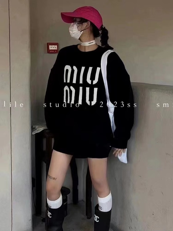 2024秋の婦人服の新商品のファッションはだらだらしています。|undefined