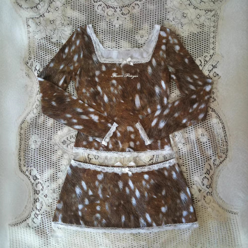 Fresh and Elegant Lace Patchwork T-Shirt with Deer Pattern, Beautiful Square Neck, Long Sleeves, Creative and Sexy Crop Top, Women's Skirt Fresh and Elegant Lace Patchwork T-Shirt with Deer Pattern, Beautiful Square Neck, Long Sleeves, Creative and Sexy Crop Top, Women's Skirt
