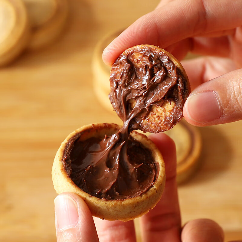 수입 수수료. Liero Nutella는 헤이즐넛 초콜릿 소스에 도움이 될 수 있습니다 새해 샌드위치 사랑 비스킷 간식