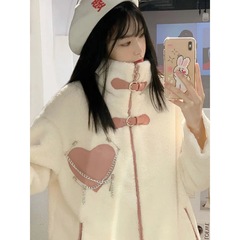 Ins立襟は子羊の毛のコートをまねています。