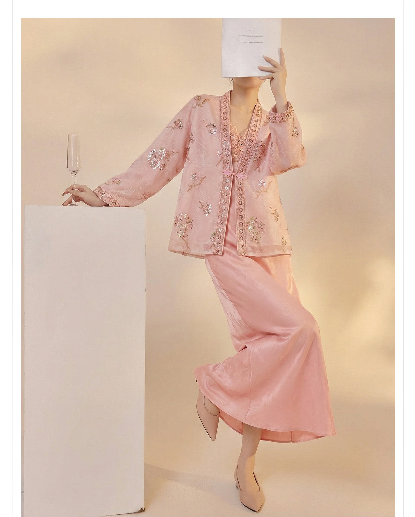 Bộ áo khoác thêu jacquard kết hợp đầm dây lụa phong cách Tân Trung thức — bộ đồ, đầm dây, Áo khoác màu hồng chi tiết 10