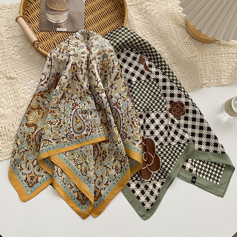 Bufanda de seda Bufanda cuadrada Sensación avanzada Bufanda con estampado de estilo occidental retro Chal pequeño Bufanda de seda de imitación exterior Bufanda en la cabeza Cinturón para el cabello