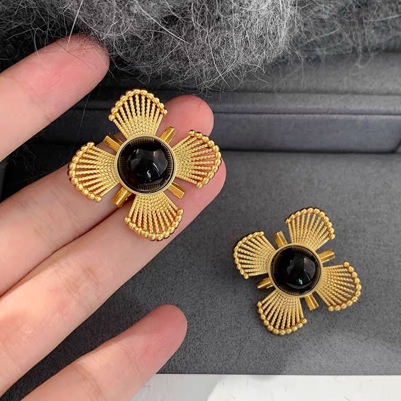 Small design retro ear clips