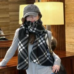 スターの同じモデルはカシミヤのマフラーをまねています。